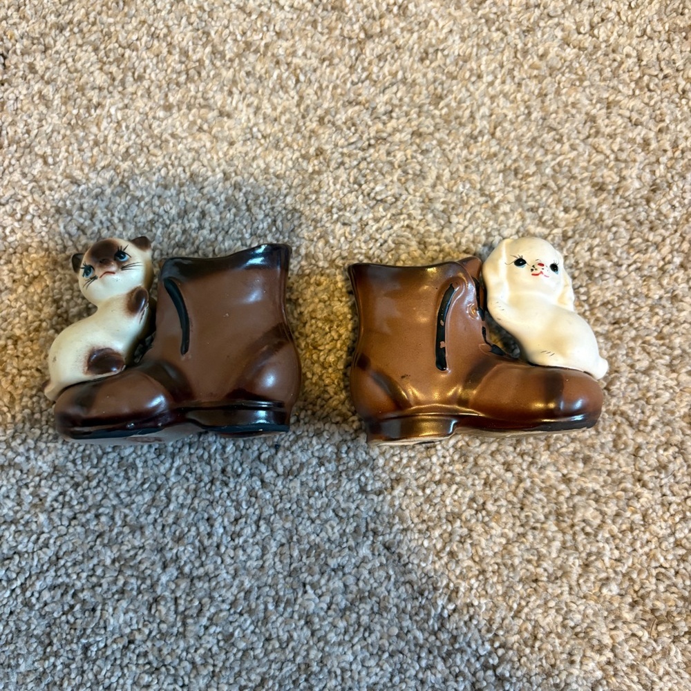 Vintage Salt Pepper Cat & Dog in Boots, made in Japan, bottes avec chat et chien
